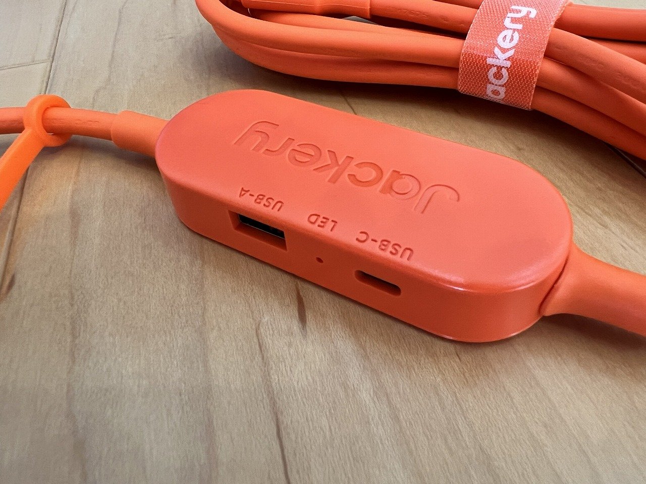ケーブル途中のUSB-A・USB-C出力ボックス