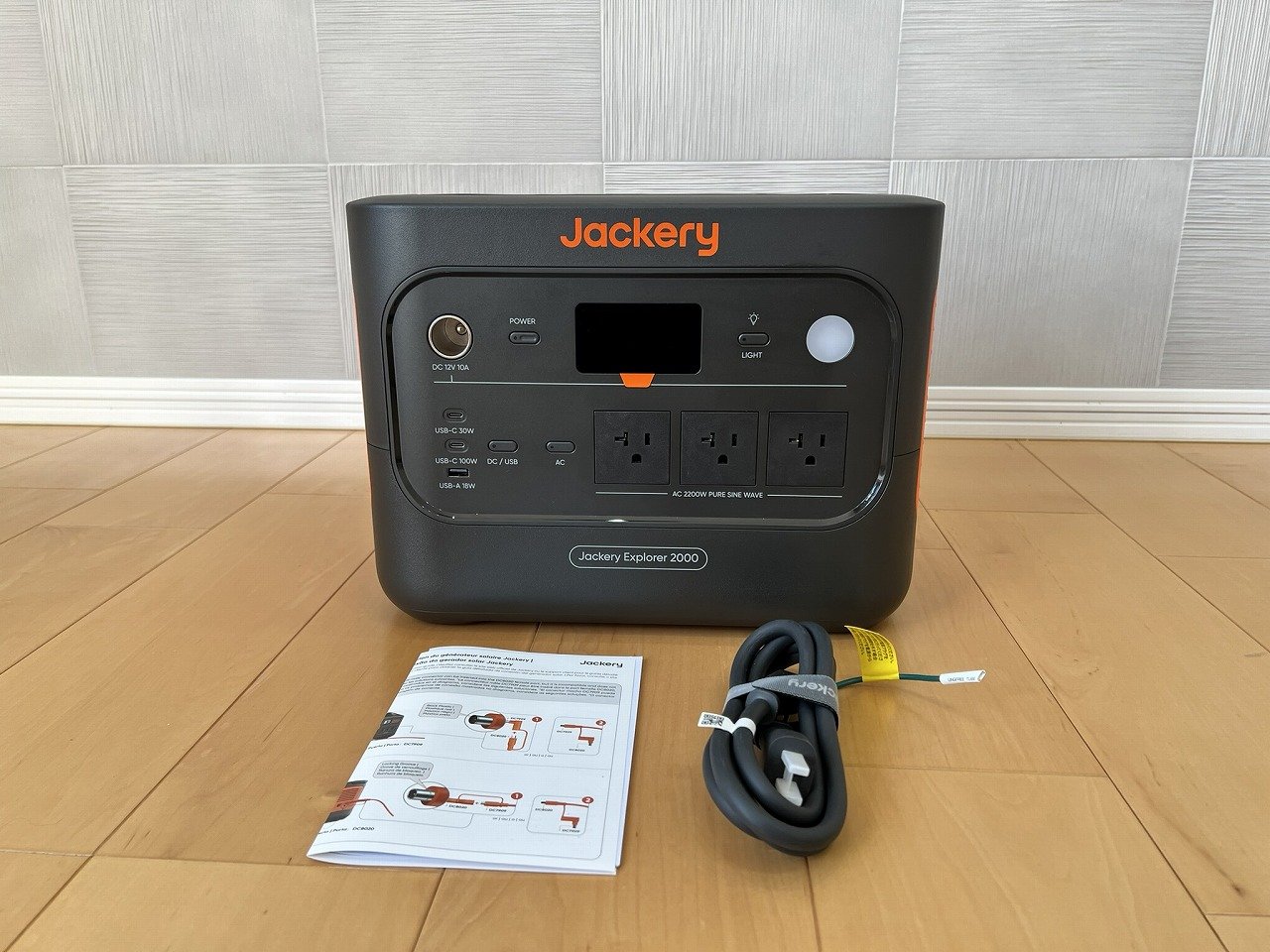 2000 Newの同梱物 本体・取扱説明書・AC充電ケーブル