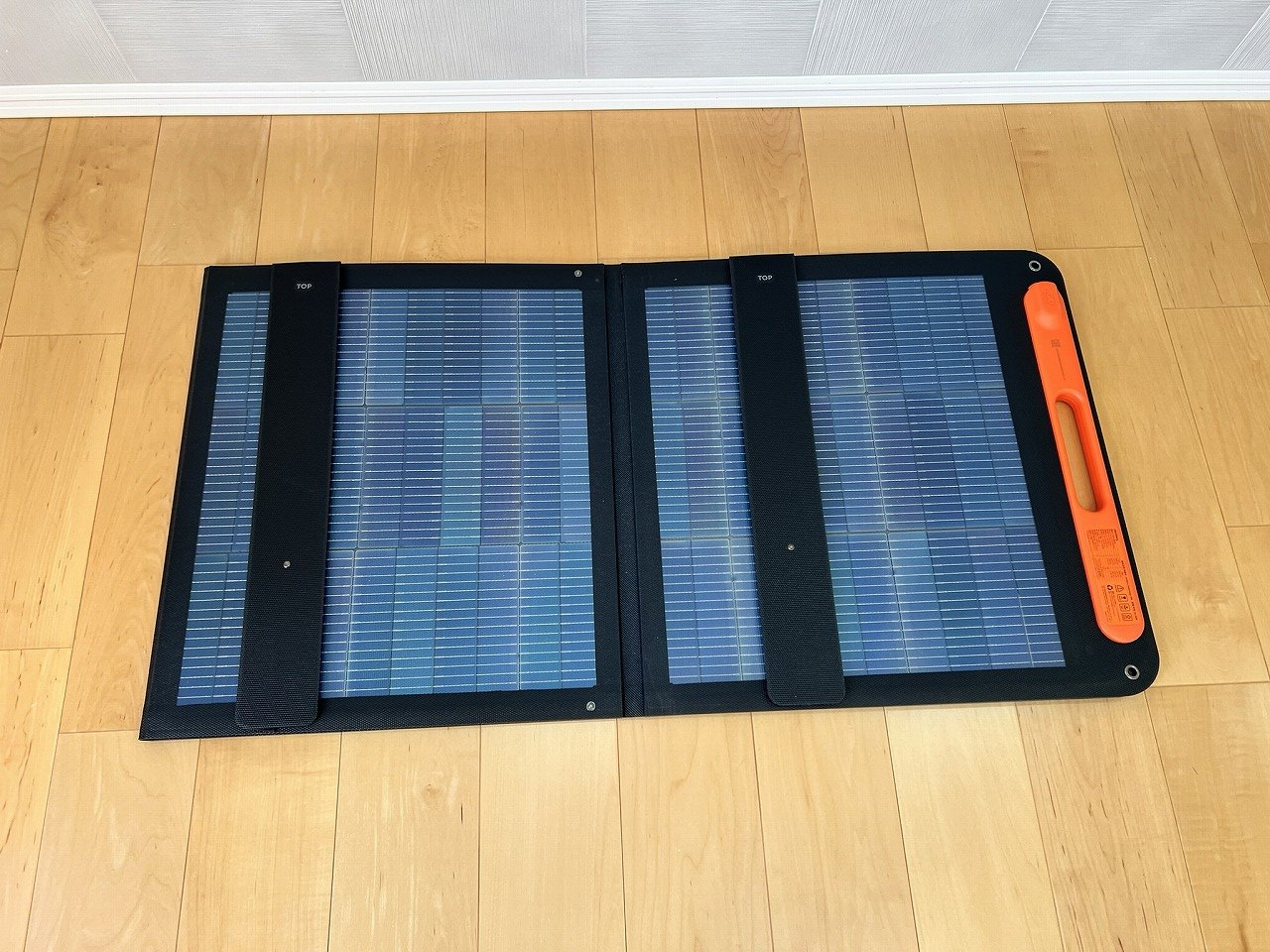 SolarSaga 200の裏面 裏側にもセルが見える両面受光タイプ