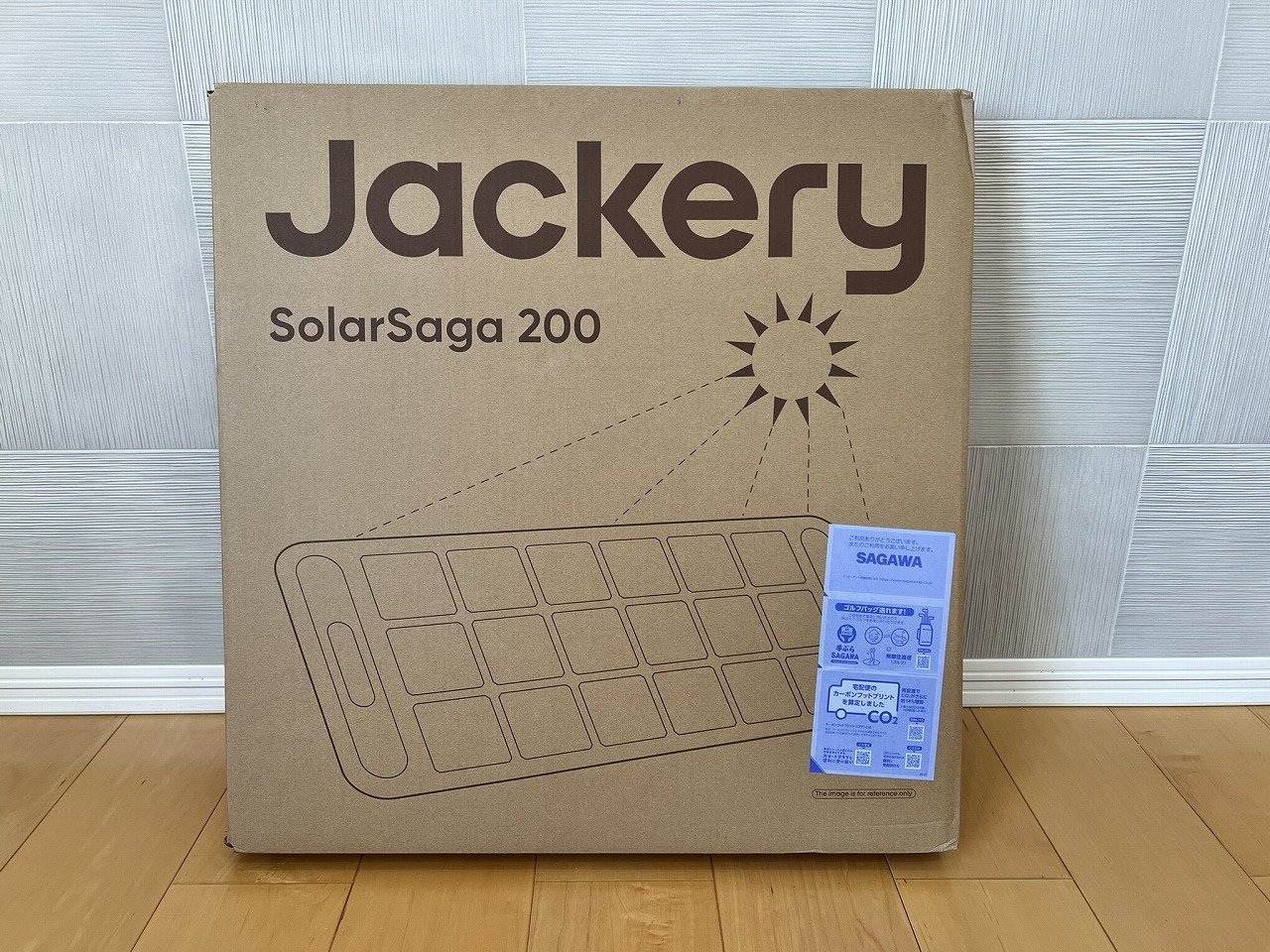 Jackery SolarSaga 200の配送箱
