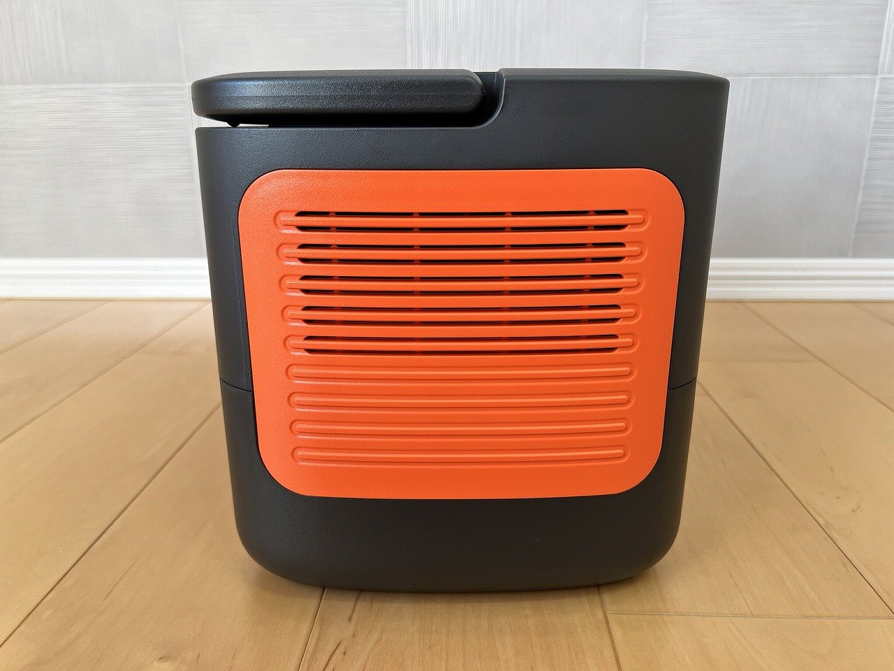 本体側面のオレンジの吸排気口