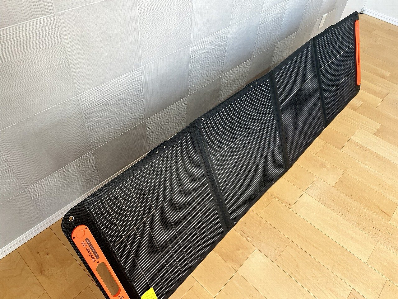 スタンドで角度を付けて自立したSolarSaga 200