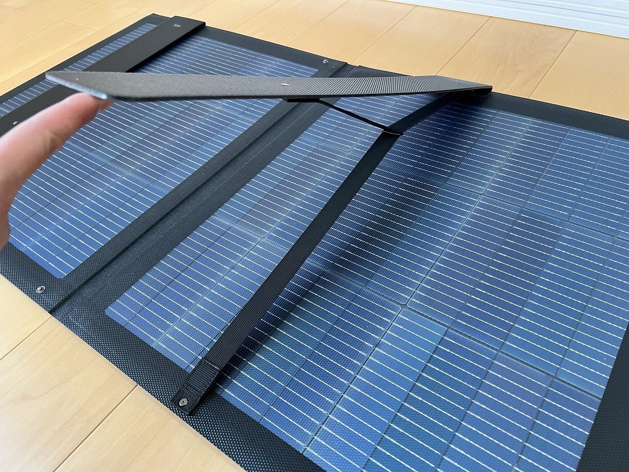 パネル裏面に一体化されたスタンドを起こす