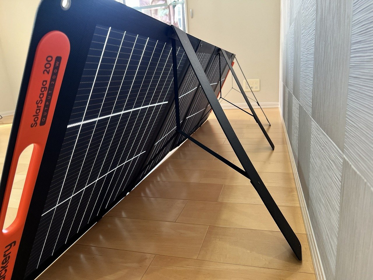 スタンドで自立したSolarSaga 200を横から