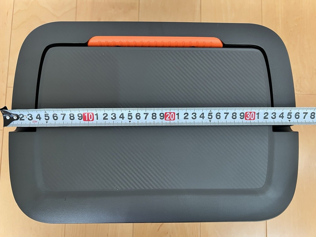 本体の天面にメジャーを当てて幅を確認