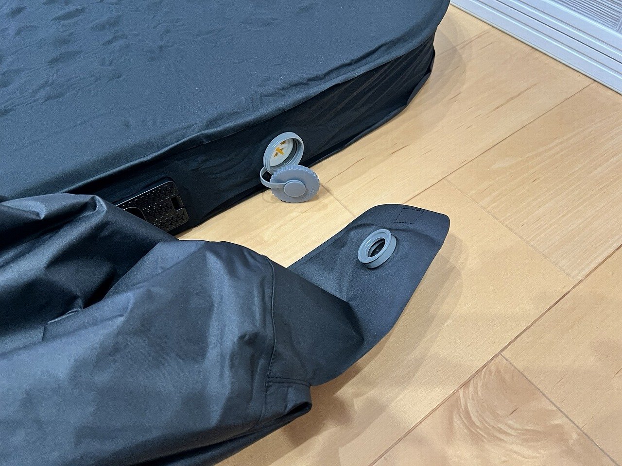 収納袋をエアバッグとしてバルブにつないだところ