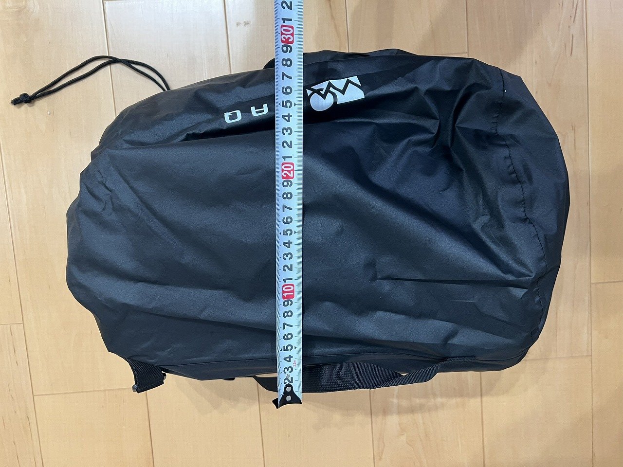 収納袋の幅をメジャーで測ったところ(約31cm)