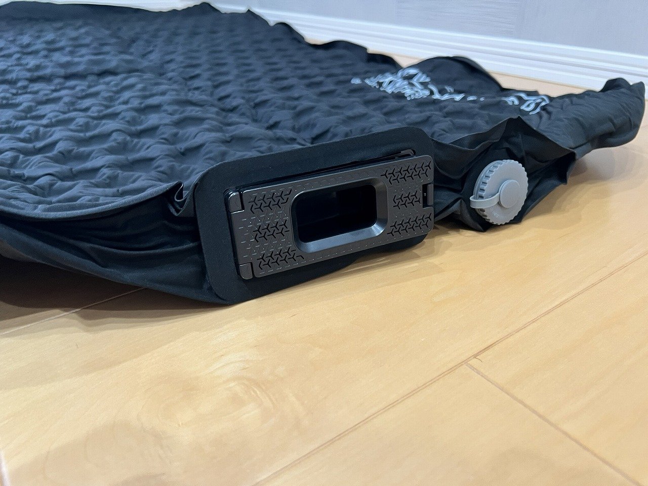 マット側面のポンプ収納部(フタを閉じた状態)とバルブ