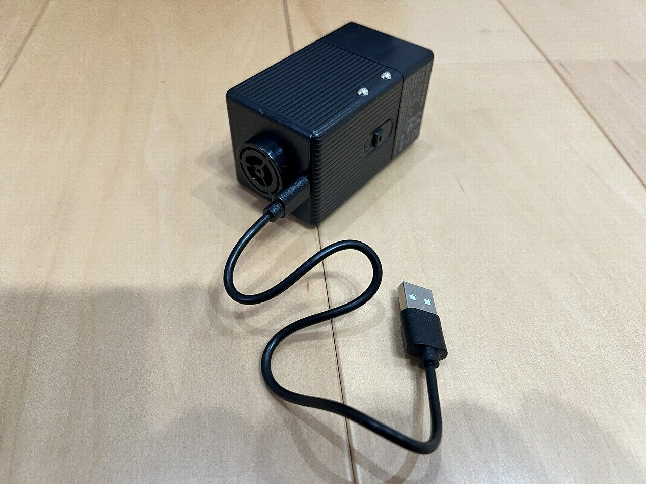 電動エアポンプに充電ケーブルをつないだところ