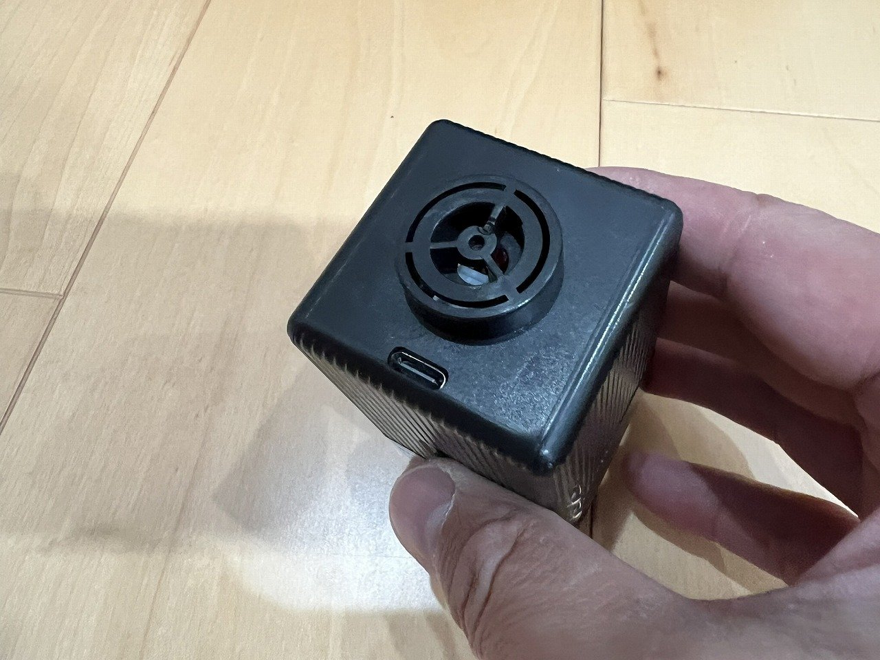 手のひらに収まる電動エアポンプ。USB Type-Cの充電口がある
