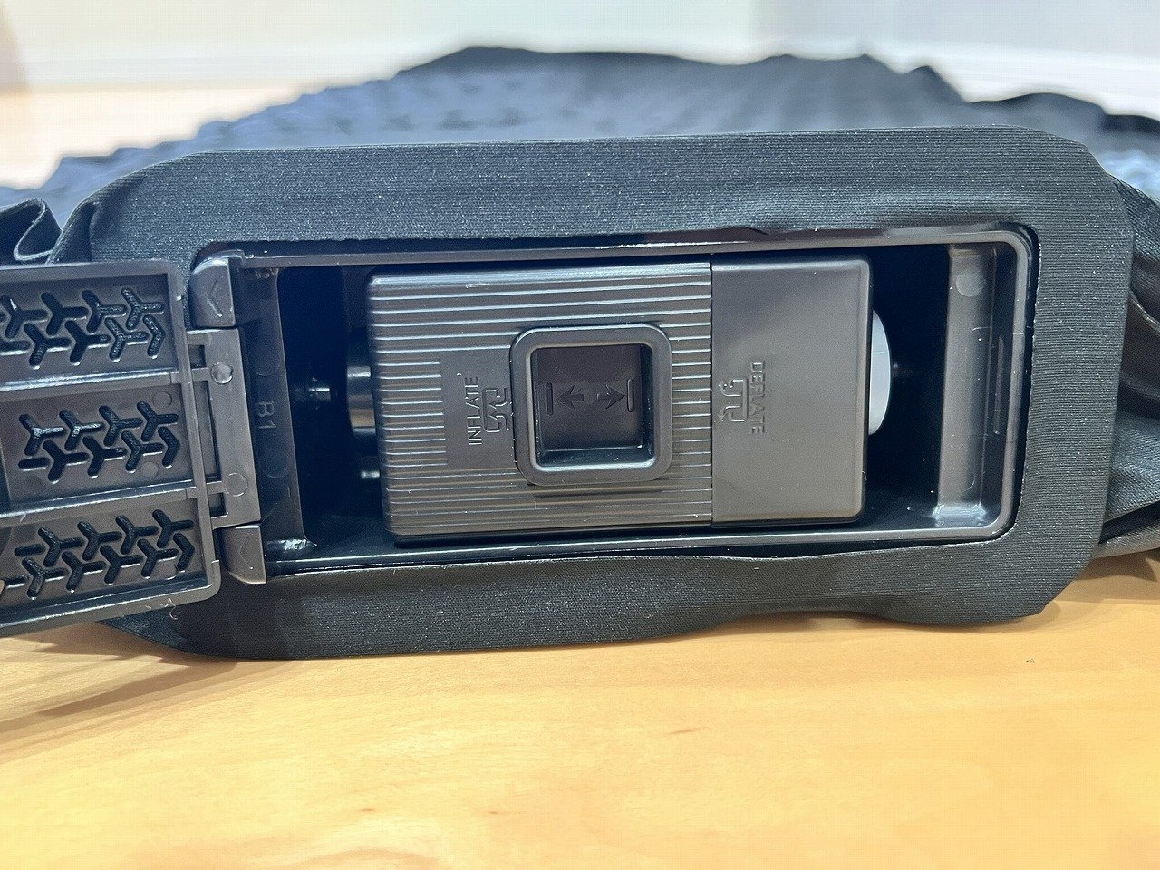 ポンプ収納部に電動エアポンプが収まっている状態