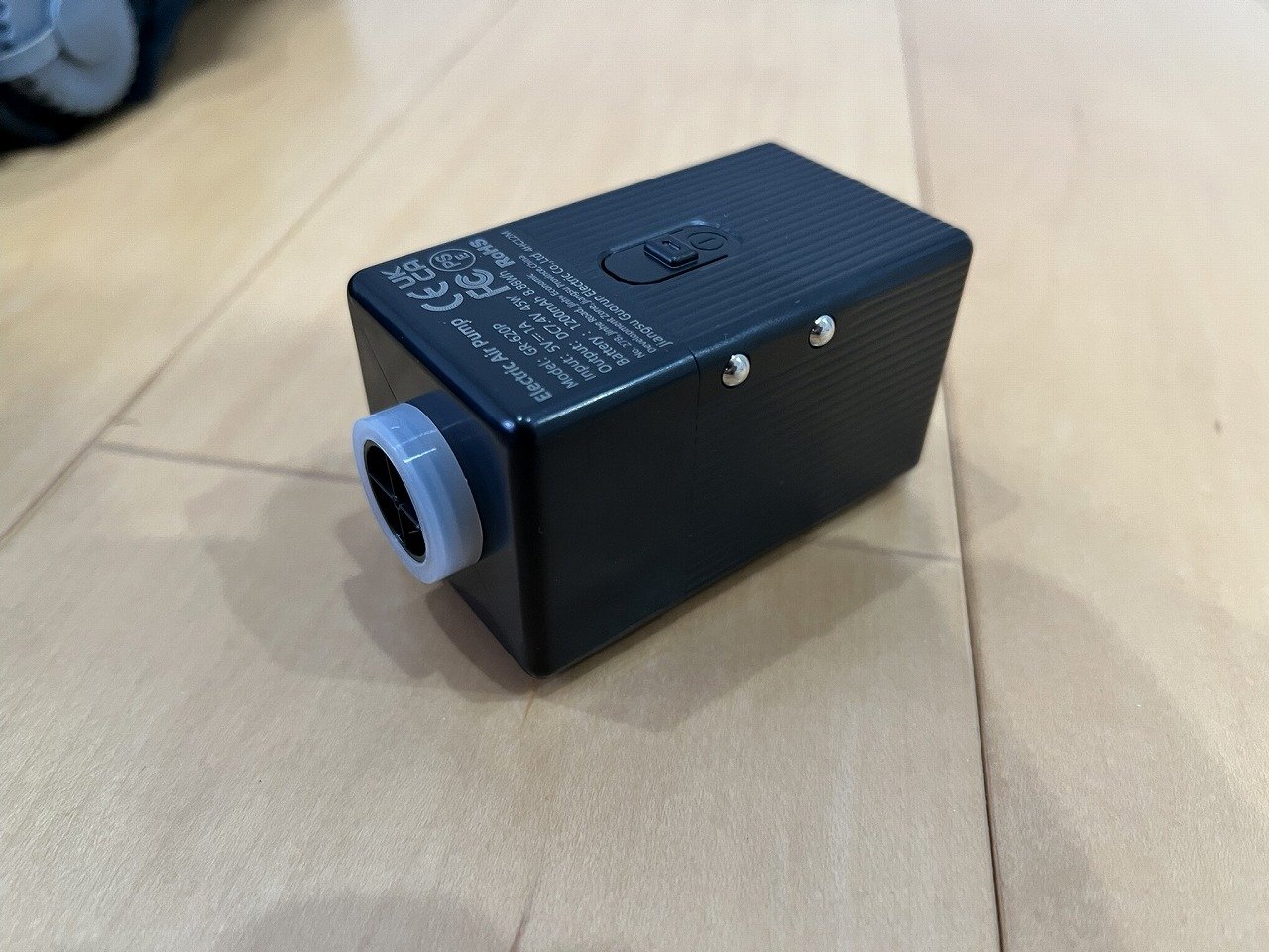 電動エアポンプ本体の銘板。1200mAh・8.88Wh・出力45Wの表記と電源スイッチ