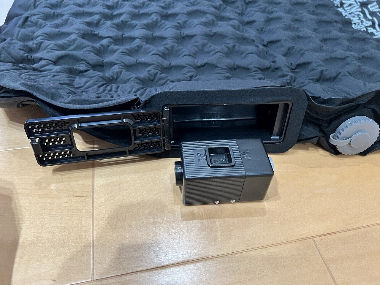 ポンプ収納部から電動エアポンプを取り出したところ