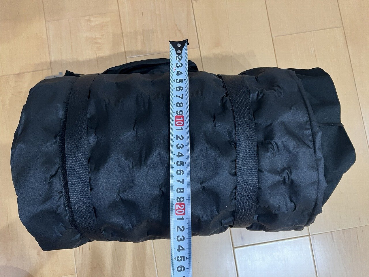 丸めた状態のマット本体の直径をメジャーで測ったところ(約22cm)