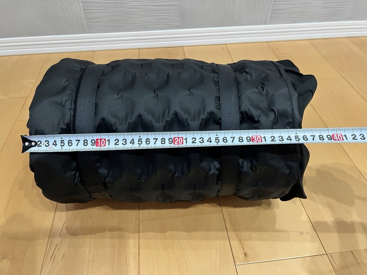 丸めた状態のマット本体の長さをメジャーで測ったところ(約42cm)