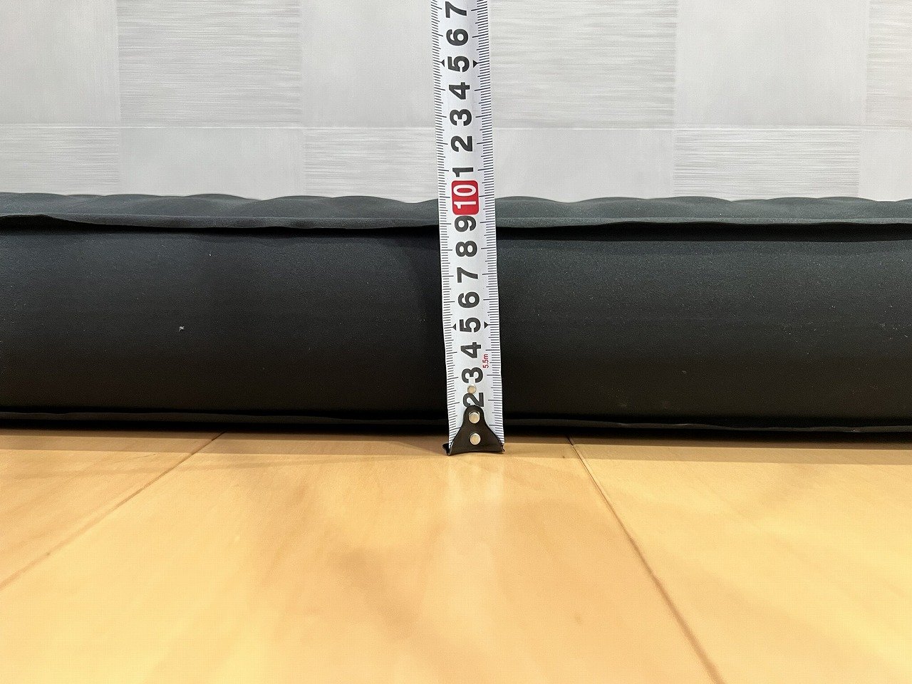 膨らませたマットの厚みをメジャーで測ったところ(約10cm)
