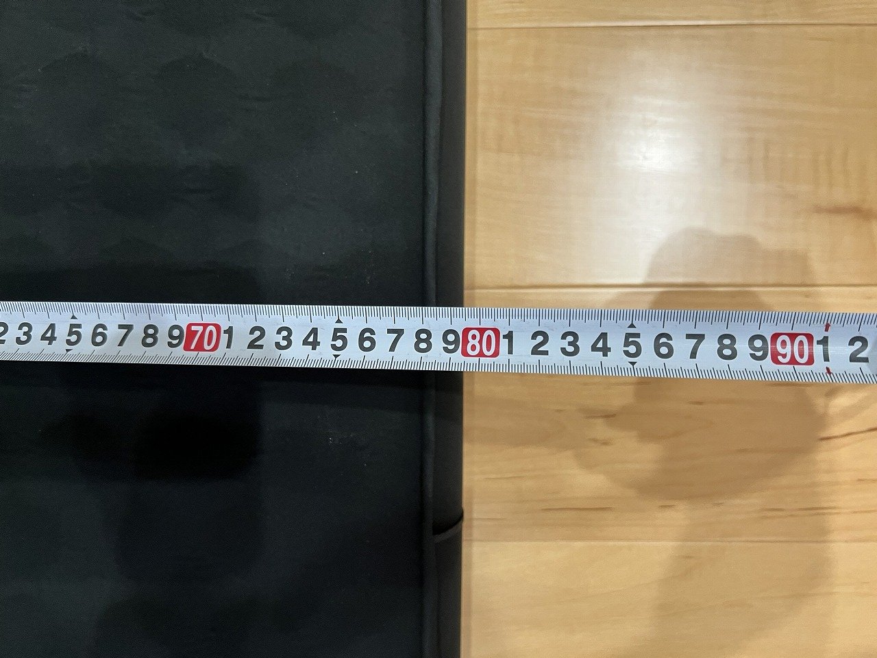 膨らませたマットの横幅をメジャーで測ったところ(約80cm)
